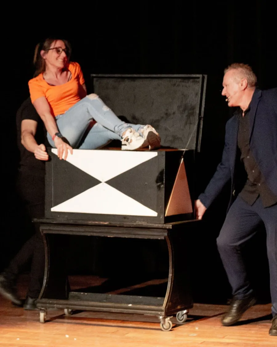 Mickaël Ross présente une grande illusion avec une partenaire installée dans une malle