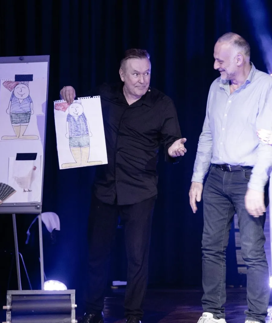 Mentalisme : Mickaël Ross révèle un dessin prédit devant deux spectateurs